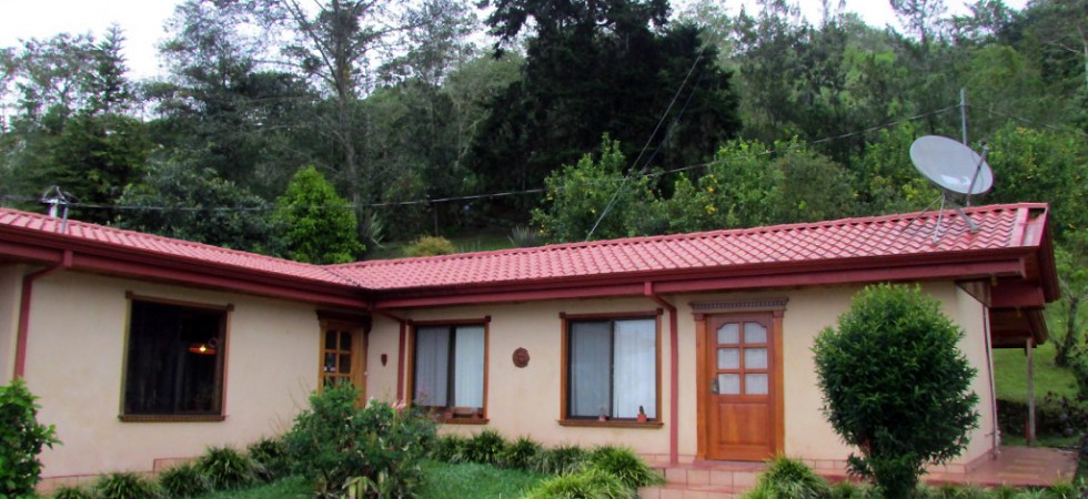 Bird Sanctuary, Nature Reserve and Mountain Lodge Above San Isidro