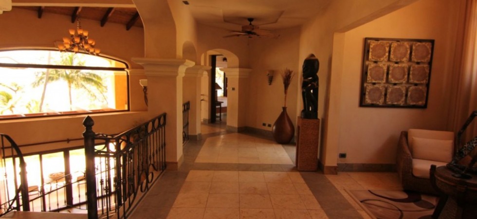 Luxurious Mansion With Titled Land On The Beach In Playa Flamingo