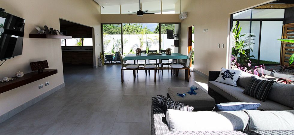 New Modern Home Near Downtown Uvita with Guest House