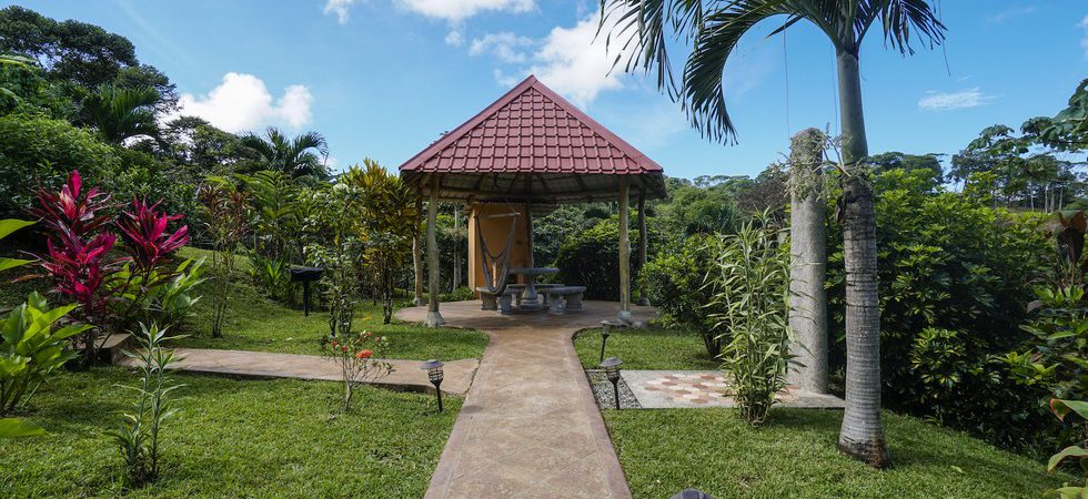 Home with Magnificent Gardens and Natural Creeks Near Dominical