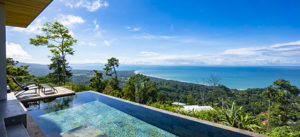 Luxury Rental Villa with Infinity Pool and Amazing Whales Tail View