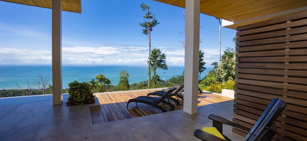 Luxury Rental Villa with Infinity Pool and Amazing Whales Tail View