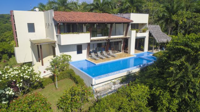 Luxury Home Dominical Escaleras