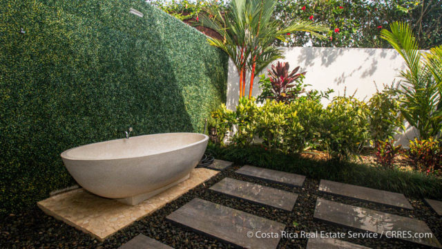Luxurious Outdoor Bath